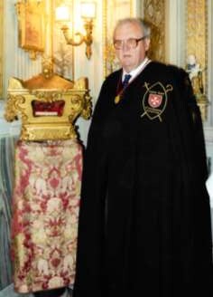 Frà Matthew Festing beside the relic of Blessed Gérard in the chapel of the Grand Magistry in Rome