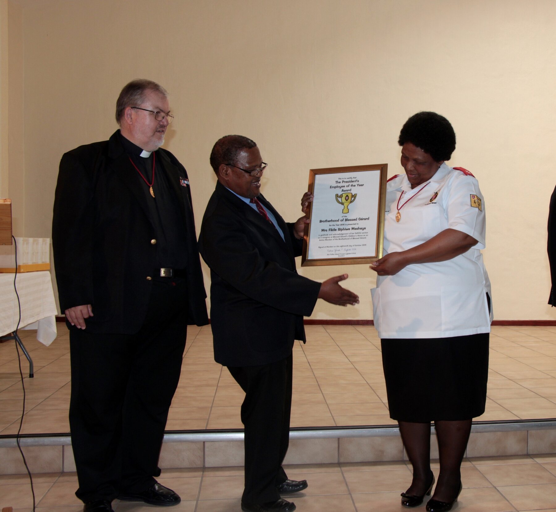 Fikile Siphiwe Mashaya receiving the President’s Employee of the Year Award