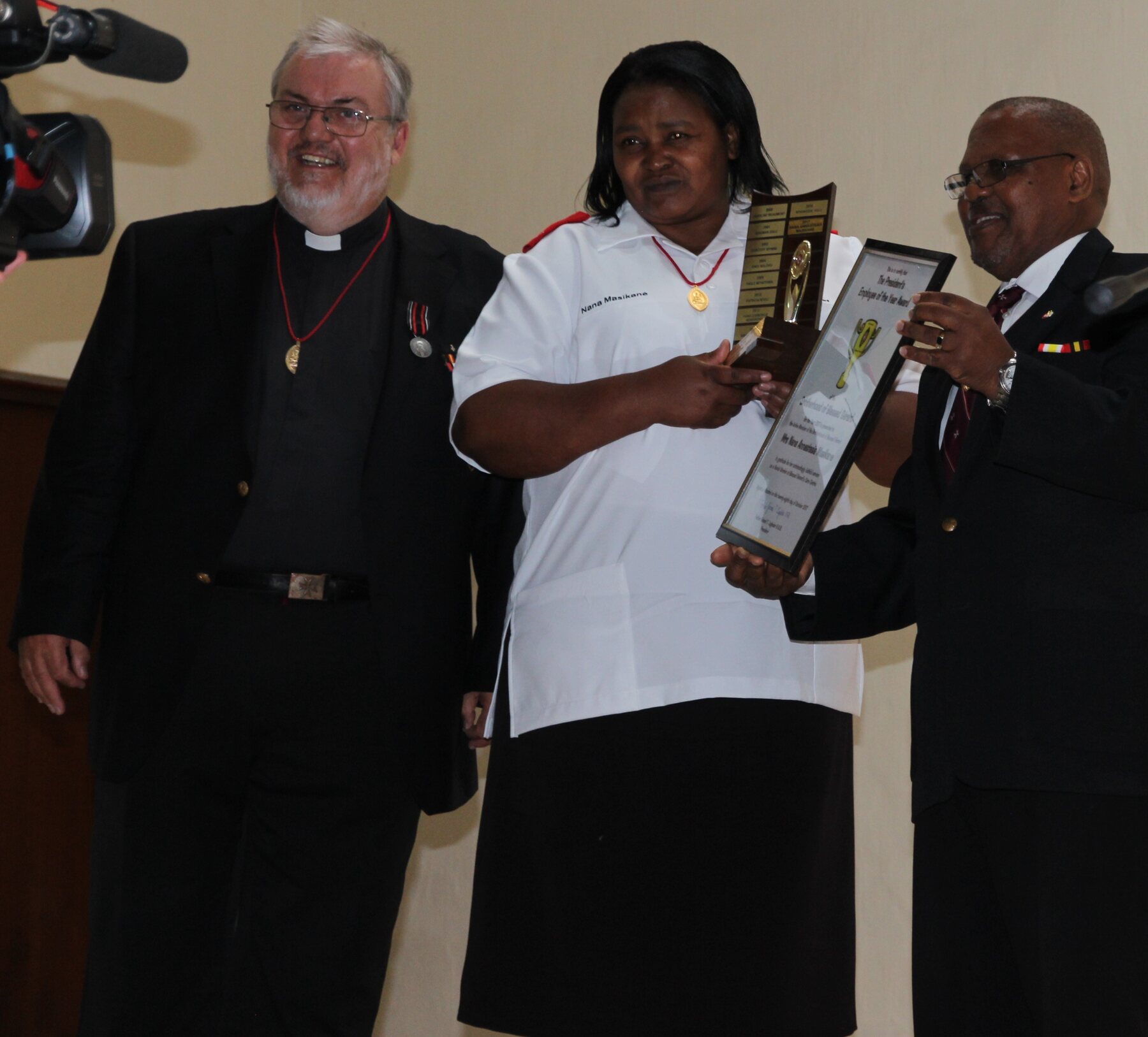 Nana Annastasia Masikane receiving the President’s Employee of the Year Award